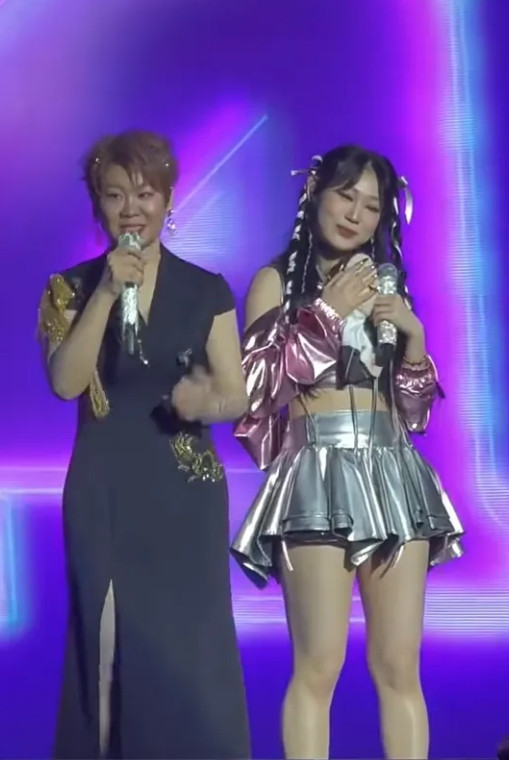 现在全网最后悔的人应该是小沈阳吧他是万万没想到把自己18岁的女儿叫去演唱