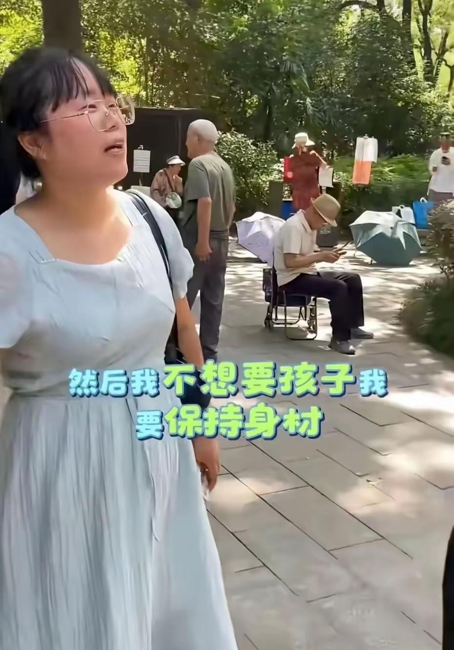 女孩今年40岁，这些年一直在相亲市场相亲！长相一般，身材一般，学历也一般！但是她