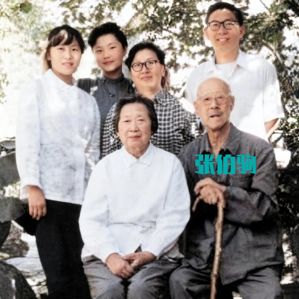 这位老人散尽家财，捐了“半个故宫”，他就是张伯驹，照片拍摄于上世纪80年代初，张