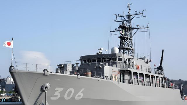 封锁我航母出海口？10月3日，日本“浦贺号”扫雷艇在驱逐舰护卫下，抵达我辽宁舰航