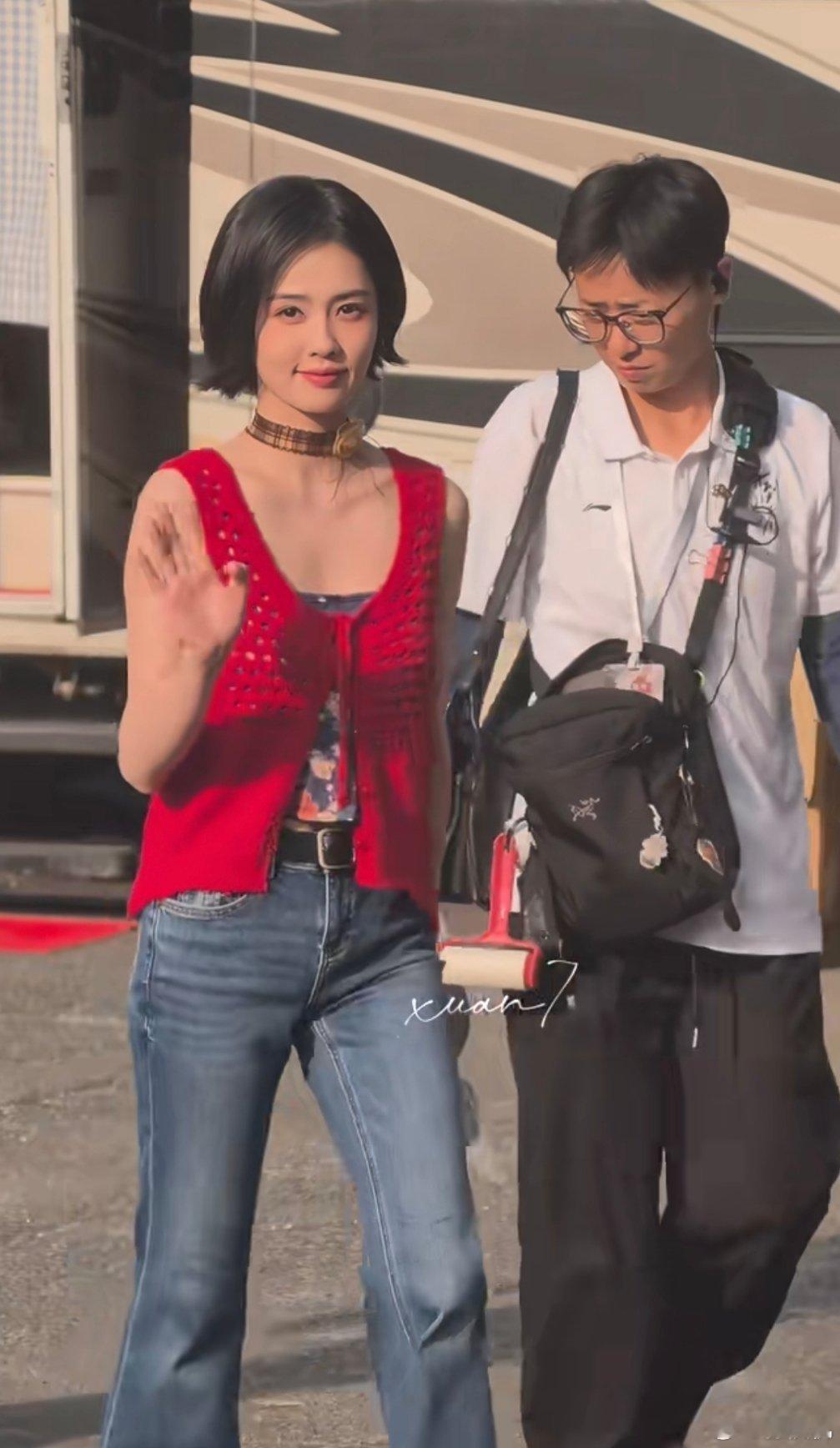 白鹿这套雷霆妆造，如果给孟子义穿，肯定会很好看。白鹿五官寡淡，脸又圆不适合短发