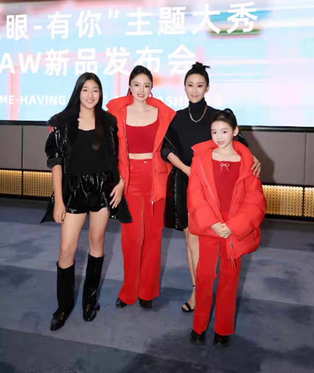 近日，苗圃带女儿走秀，12岁陈苗雨露罕见和妈妈一起出席活动。当天还有董璇与小