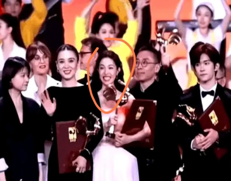 有人跟我一样关注到钟楚曦的牙吗？金鸡奖最佳女配钟楚曦拍照抢C位的事闹得沸沸扬扬