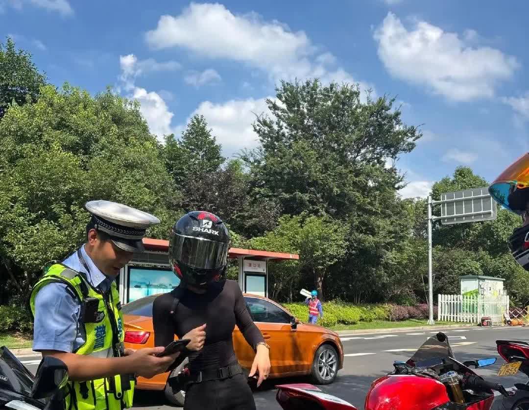 被帽子叔叔逮住了还这么高兴…