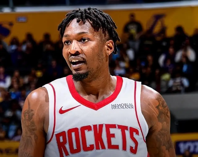 电风扇（史密斯）在火箭表现挣扎主要是因为范乔丹受伤。电风扇生涯就是个8+5的球