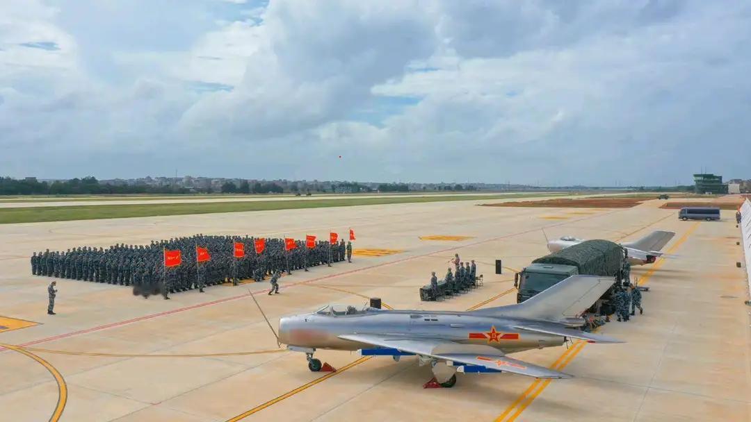 利雅得防务展2月8日开幕。疑似沙特涂装F-35A亮相。受影响的，沙特空军与歼-3