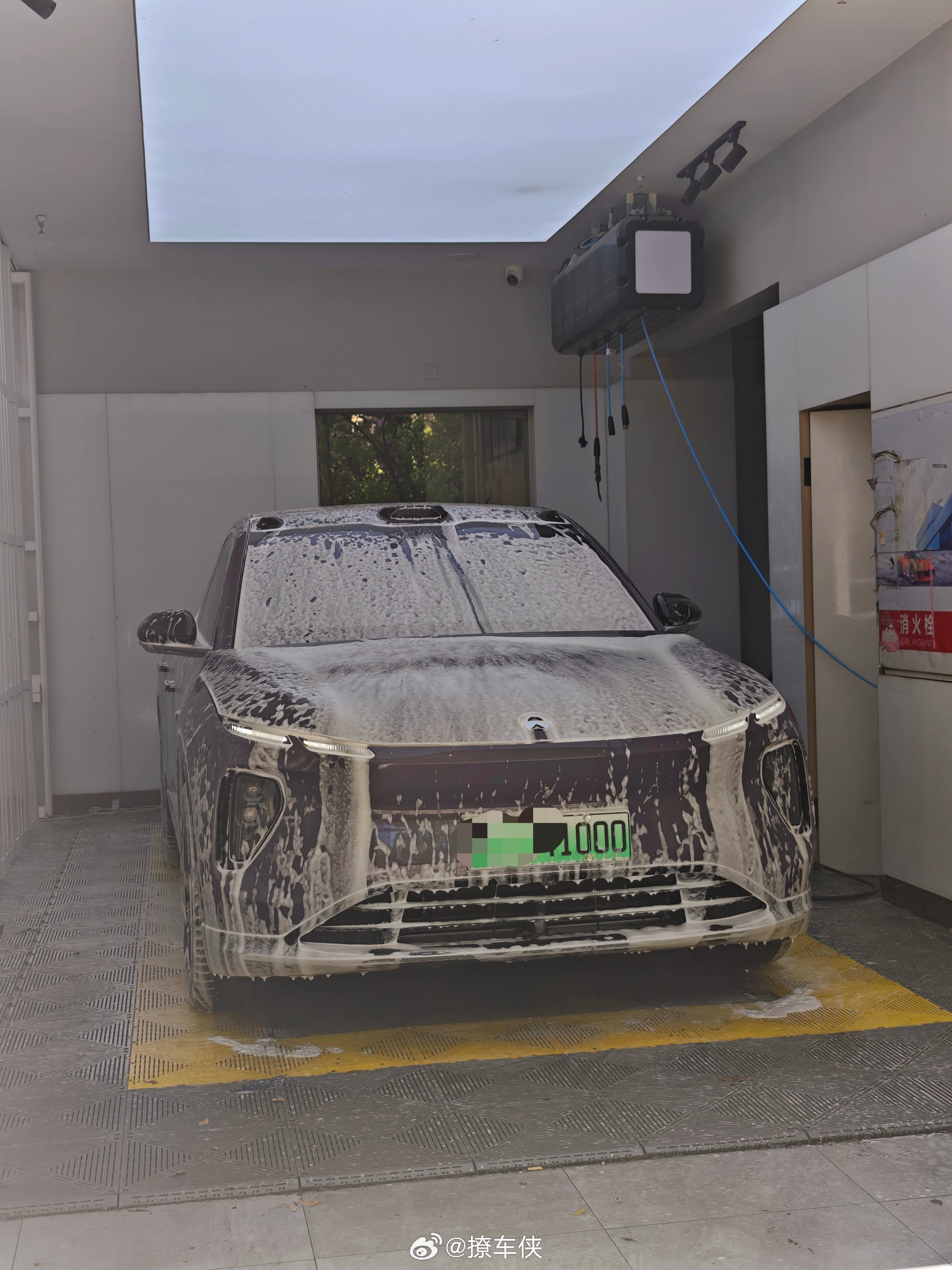 一个月没洗车了，实在太脏了，就算明天下雨今天也要把车洗了洗车