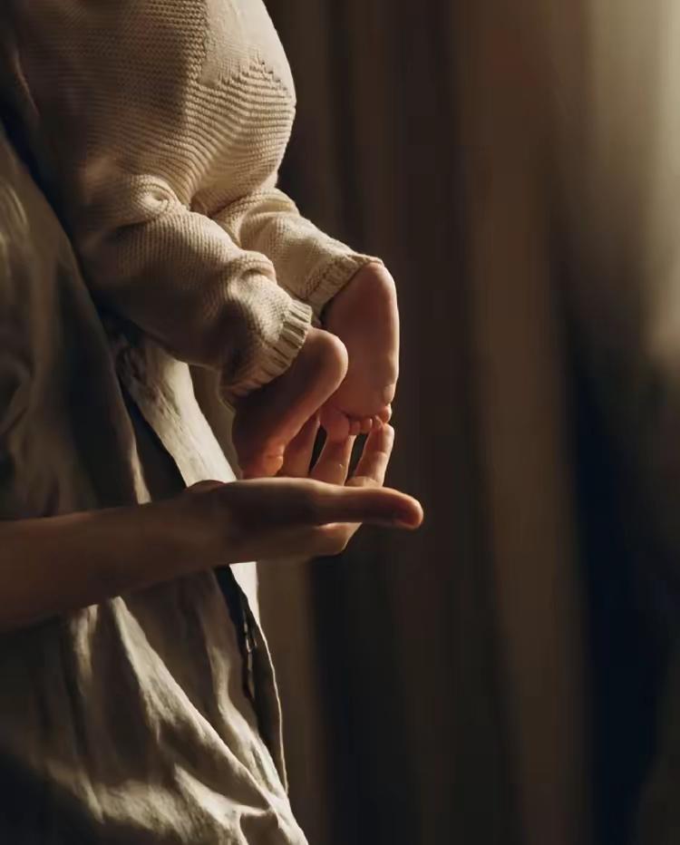 莫言说：“不管你有多么爱自己的子女，不遗余力地供他们上大学，千辛万苦地把他们抚养