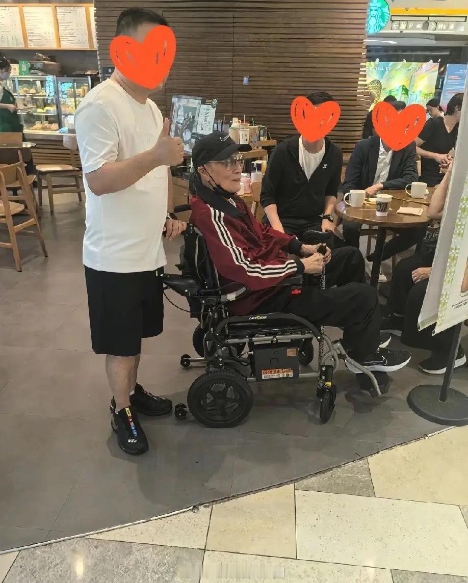 太平山顶偶遇谢霆锋父亲谢贤网友太平山顶偶遇谢贤初代港圈潮人谢贤亮相太平山顶，穿搭