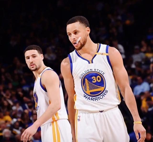曾经的水花兄弟，现在境遇各不相同！库里父亲是前NBA球员。他在戴维森学院打出名