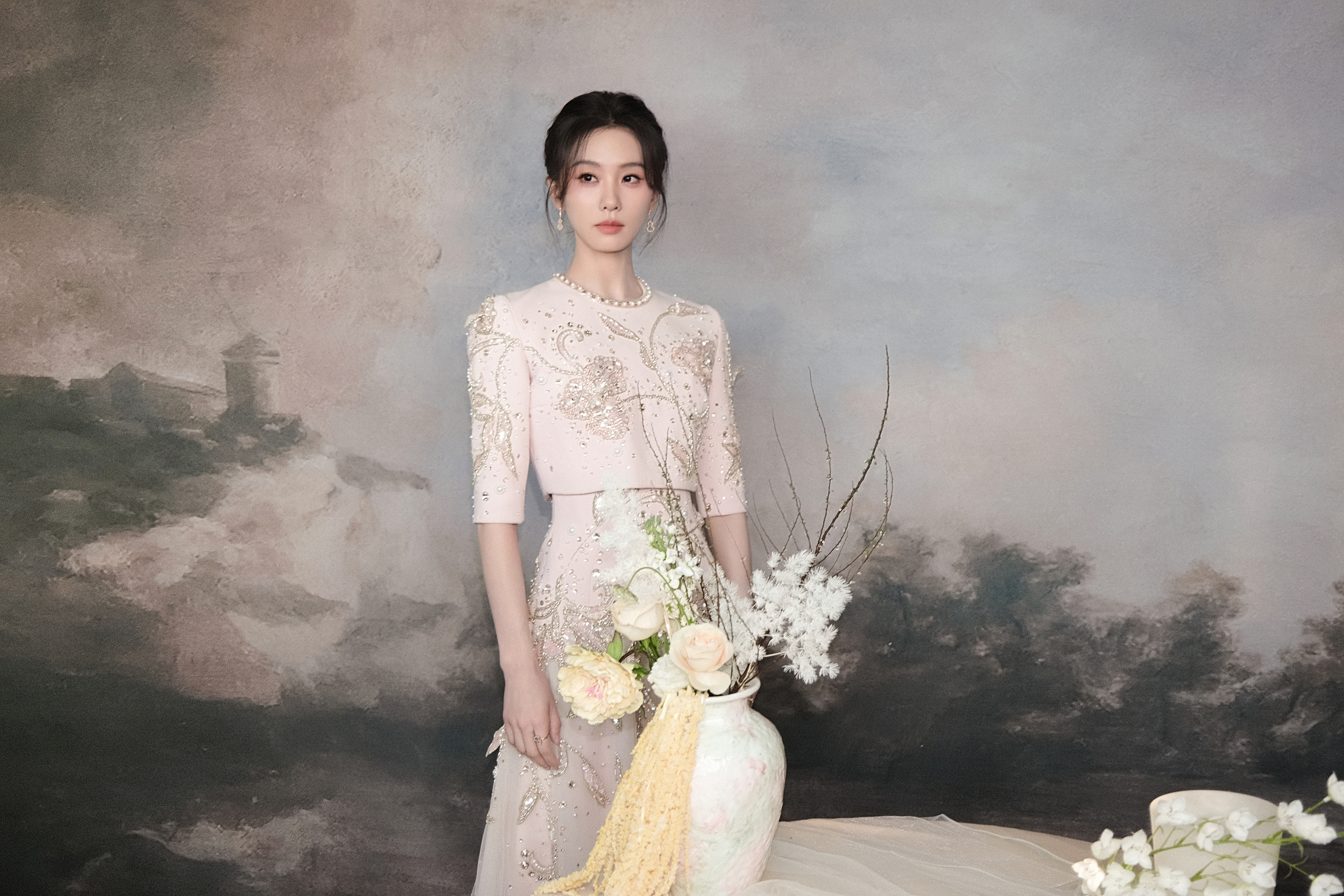 刘诗诗 板报速报 咔嚓一下，花絮图🈶～花影缀入裙摆，雅致与灵动藏于光影之间✨