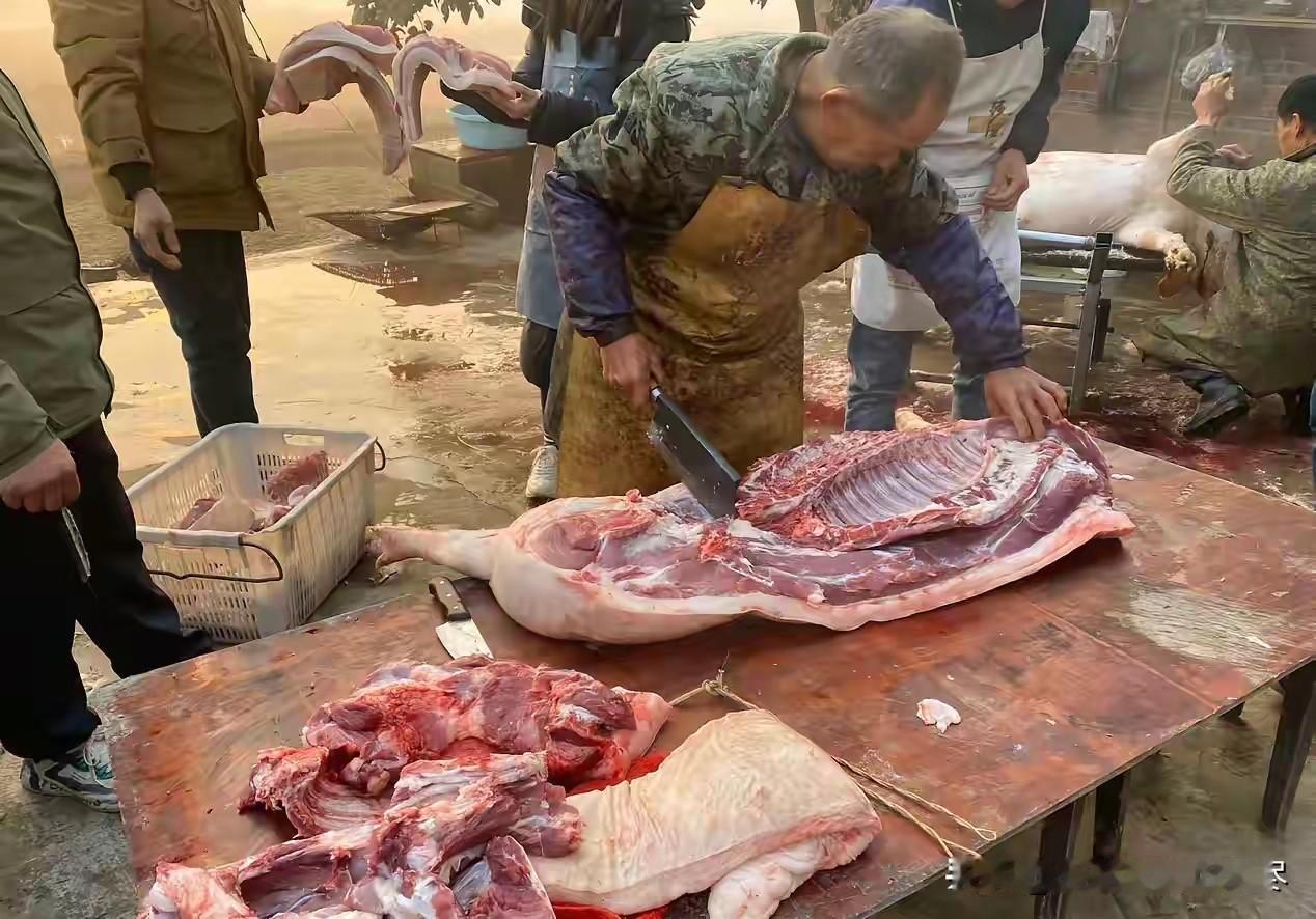 到底啥是刨猪汤呢？作为一个过年从来都不杀年猪的北方人来说，我是真的非常好奇，重庆
