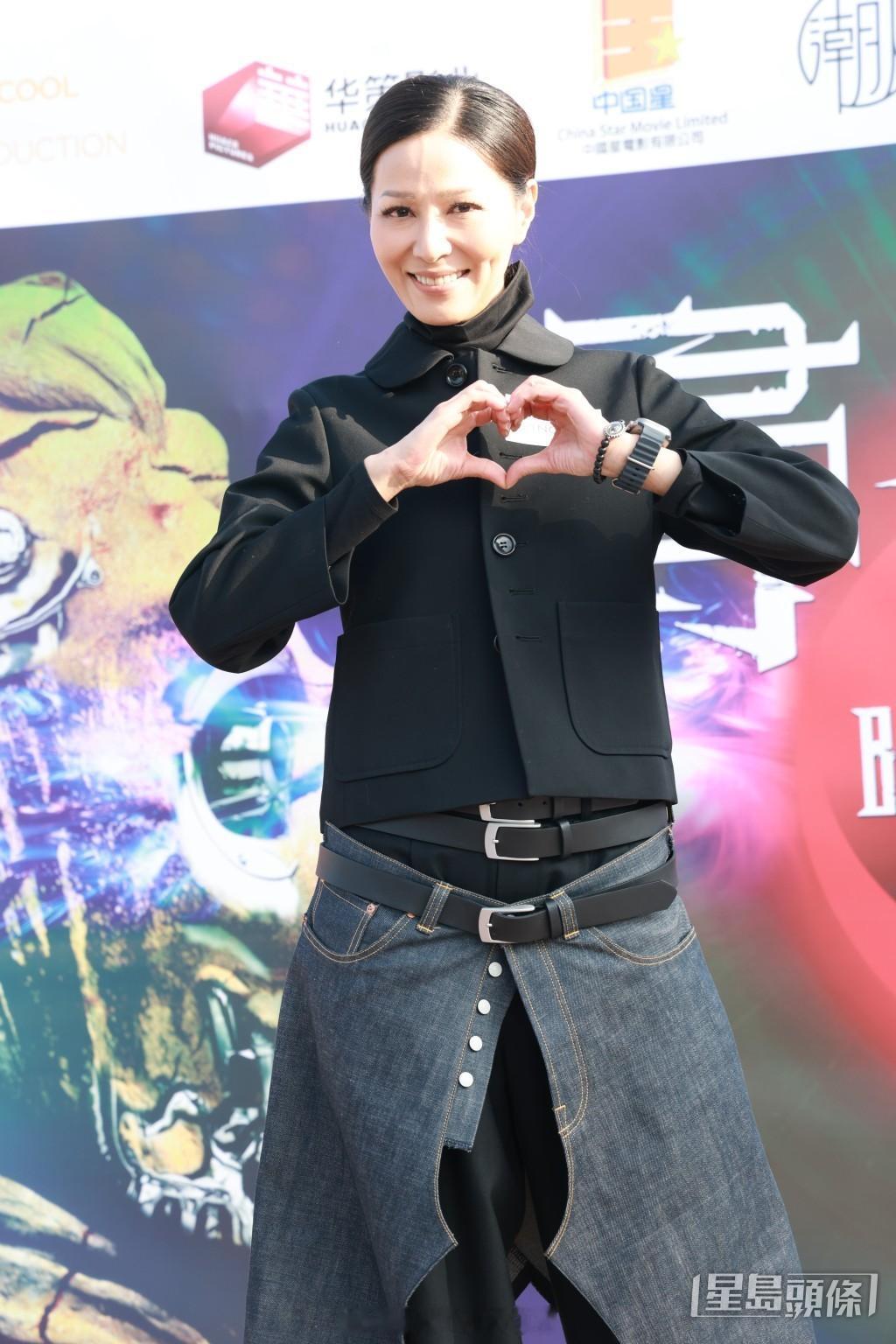 星岛：滕丽名拼命拍戏膝盖红肿受重伤疼痛难忍大口喘气惨呼：根本没有力气坐轮椅出