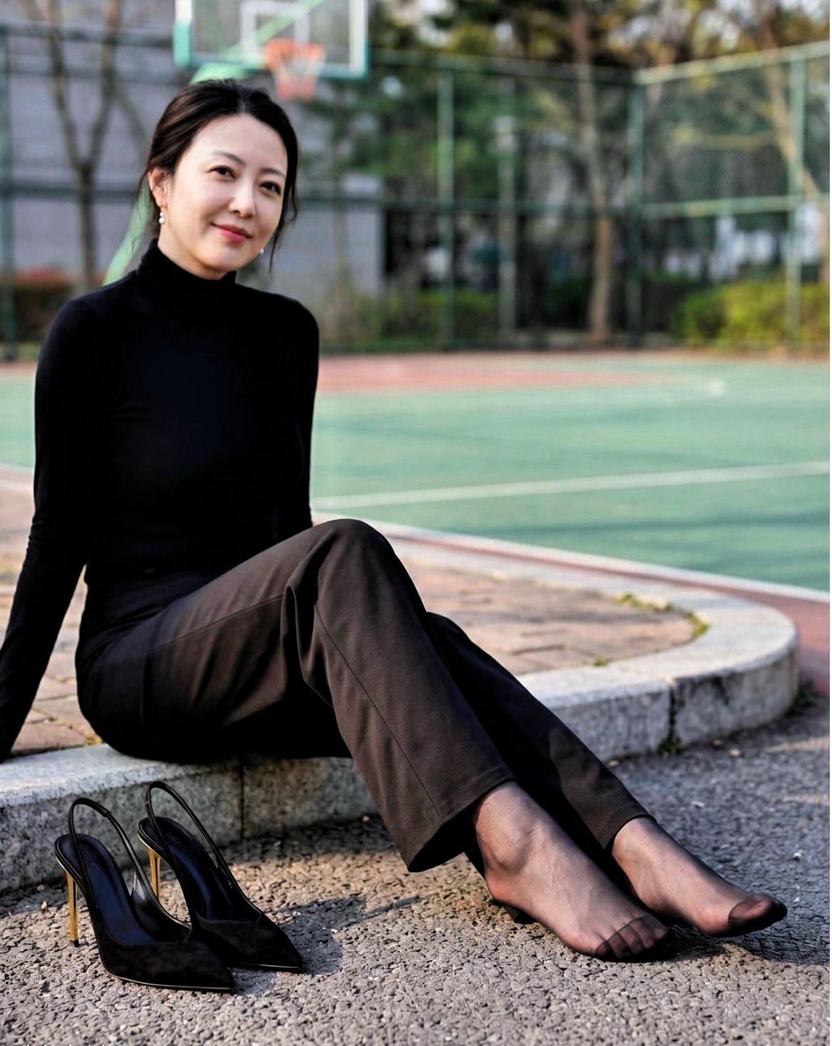你不必时刻踩着高跟鞋奔赴生活，偶尔停下来，感受风，让脚丫子享受片刻松弛。