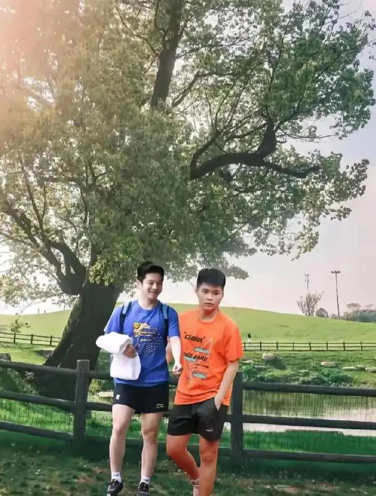 小胖与小小胖，国乒传承的可爱缩影谁懂啊！看到樊振东（小胖）和林诗栋（小小胖