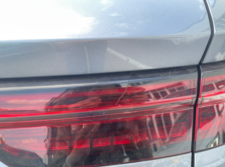 比亚迪宋pro尾灯自裂，国产售后心赛在4S店准备加点胎压，于是进店接待的服务人