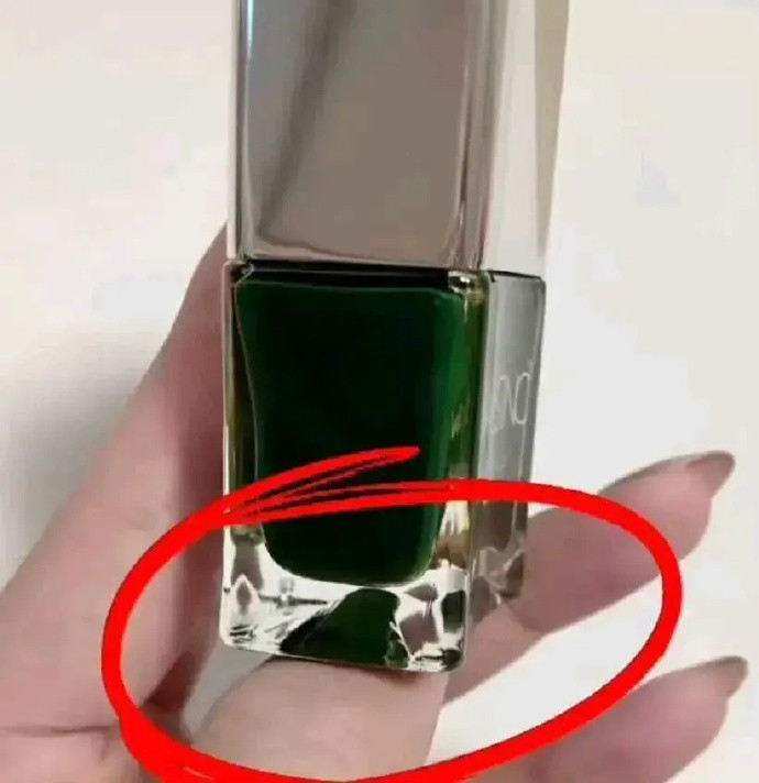 原来指甲油瓶底凹槽是用来看效果的！！