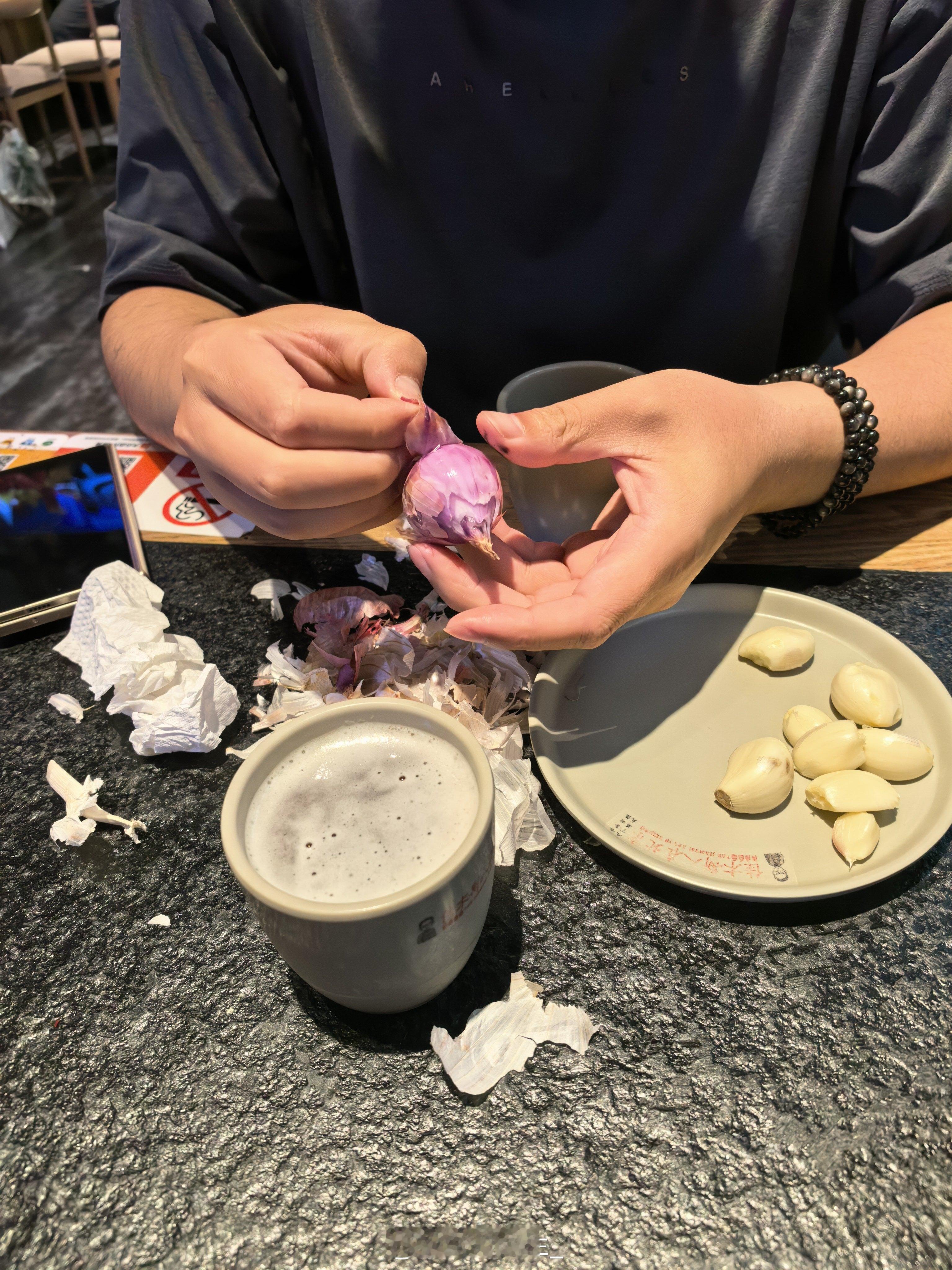 安徽同学吃饭有什么讲究吗，吃饭前卤肉老师都掰了半小时蒜了，迟迟不敢提筷。