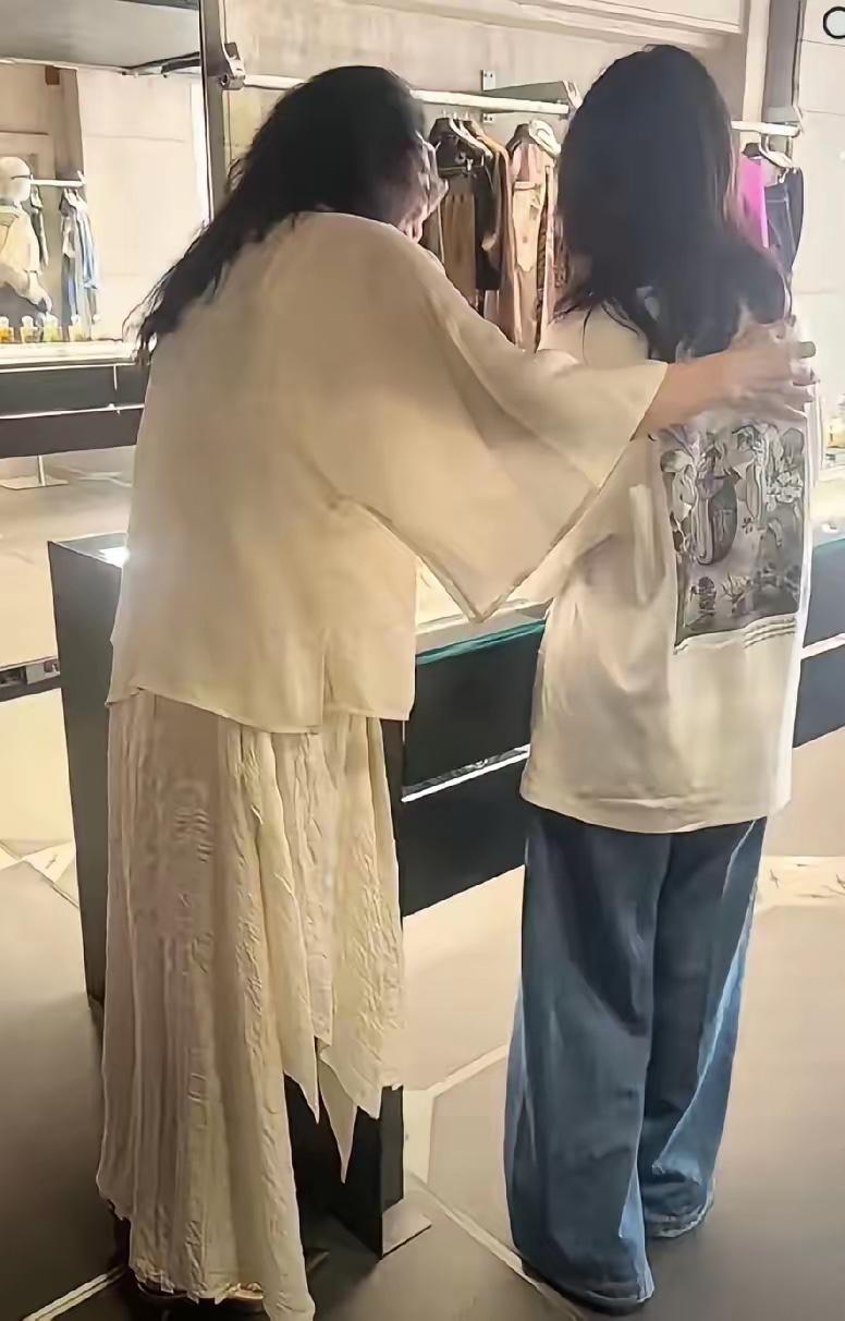 兰姐爆新瓜，小月儿的学校已经选好了，真的是太厉害了。小菲没有说出来，兰姐都自己爆