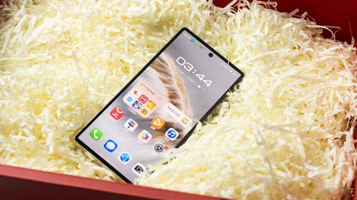 华为的折叠产品基本都碰过，从MateX2一路到现在，体验和设计上的升级肉眼可见