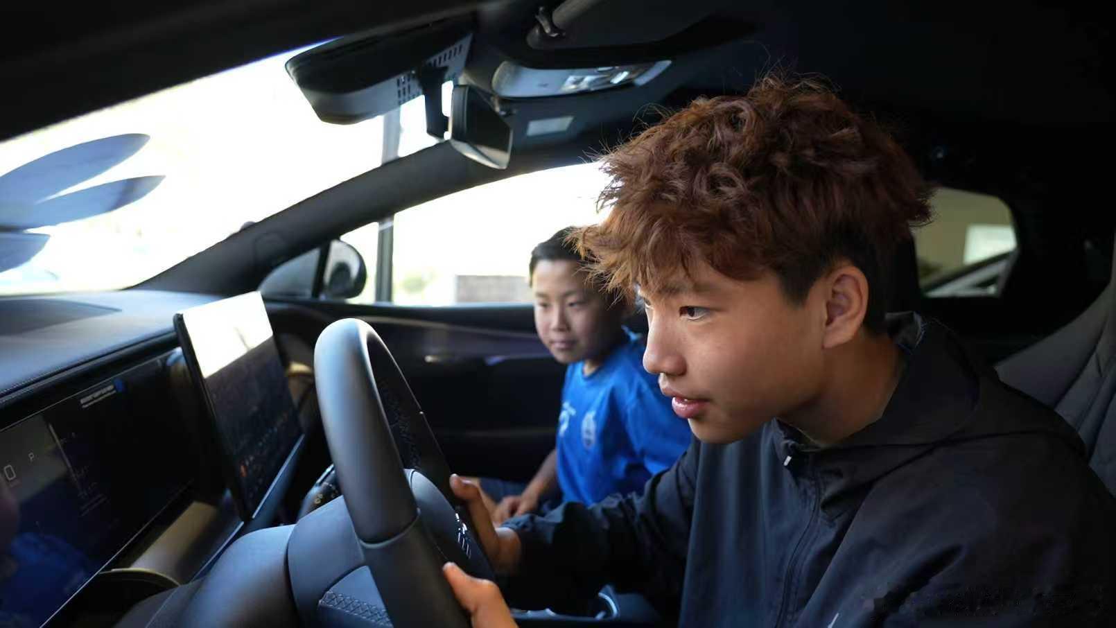 好事成双！恭喜中国足球小将李昊炎，突破历史，进入巴塞青训。去年比亚迪支持中国足球