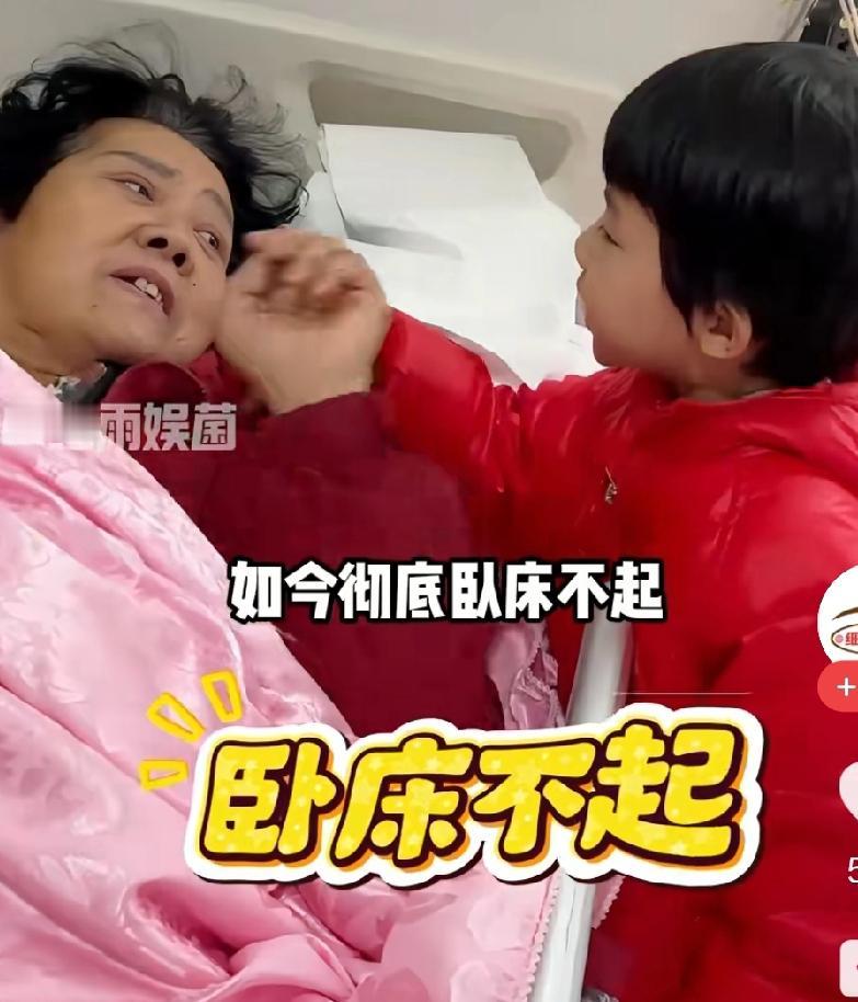天赐六岁，就要照顾衰老的父母了。本该是在父母怀里撒娇、无忧无虑玩耍的年纪，可
