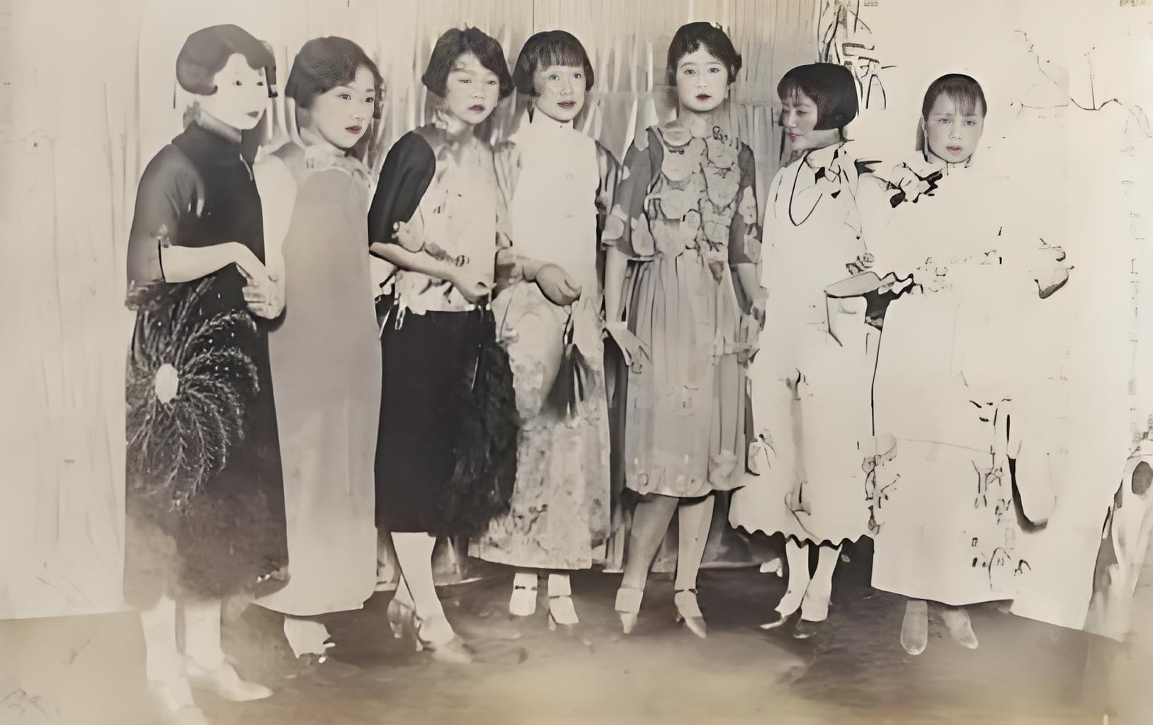 民国时期，云南某地区一个妓院里的全部妓女合影。打扮的花枝招展，妆化的很浓，都是旗