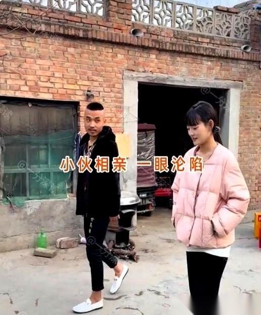 刷到一个相亲的短视频，全程就15秒，看得人心里一抽。姑娘上下扫了眼对面的男人，