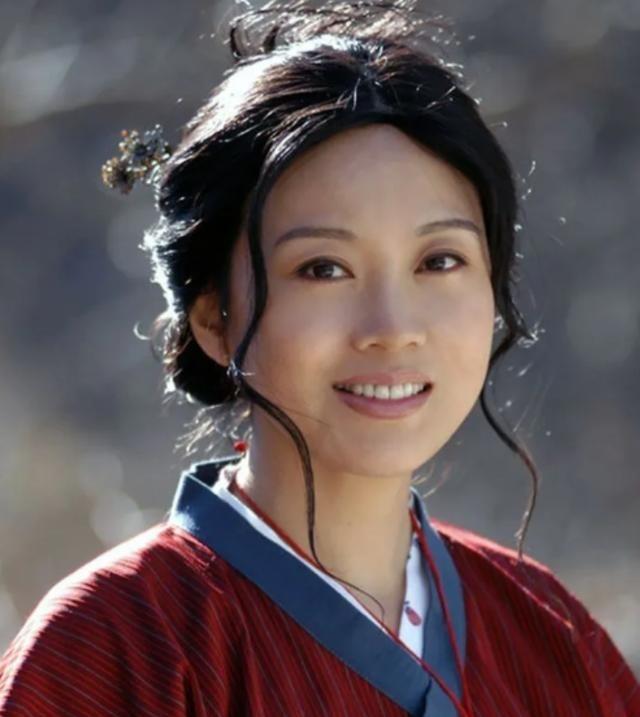 2004年，闫妮的丈夫邹伟突然提出离婚：“房子和车子都给你，100万存款都给你，