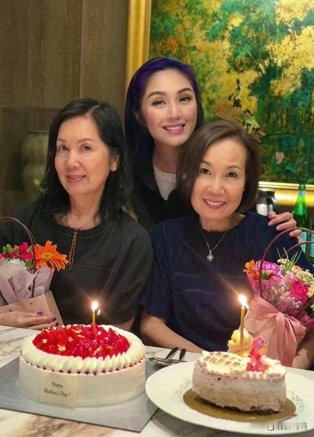 杨千嬅母亲节晒和两个妈妈的节日合照，果然，不是一家人不进一个门啊，三个人的眉眼好