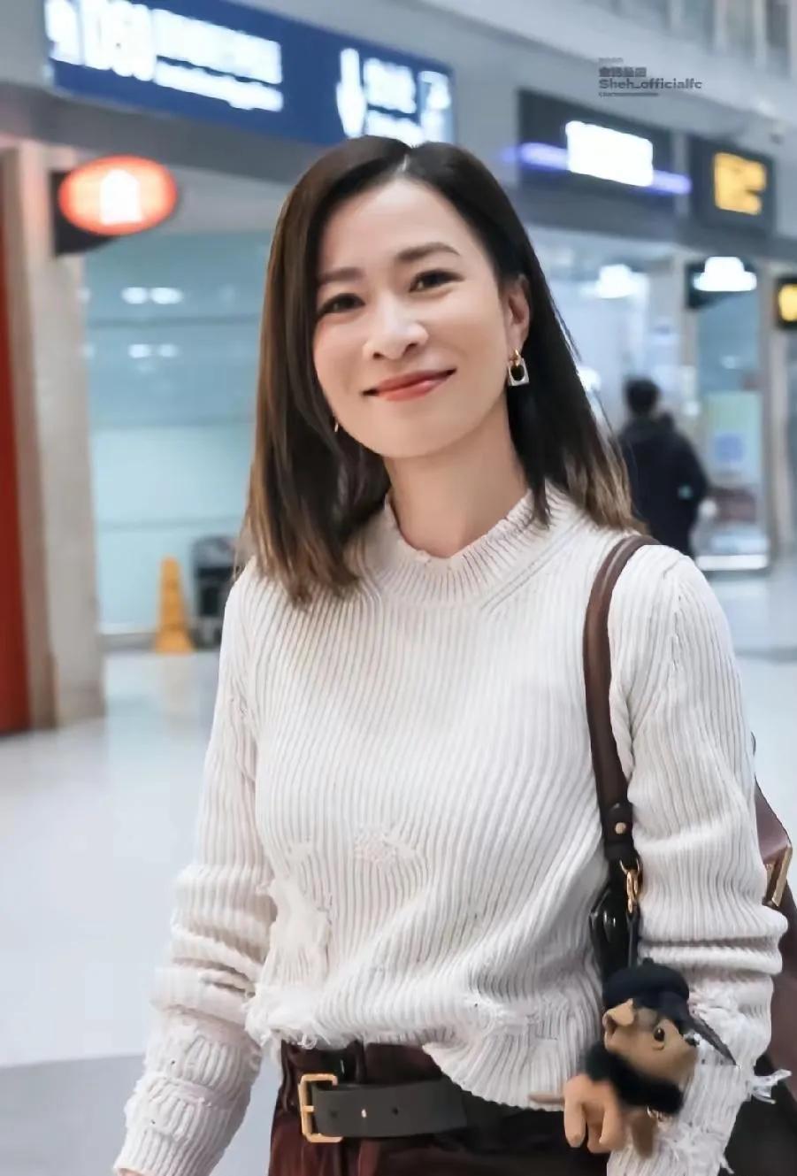 女人过了40，舒服高级远比花哨重要。看佘诗曼这套机场穿搭，简单毛衣搭配恰到好处