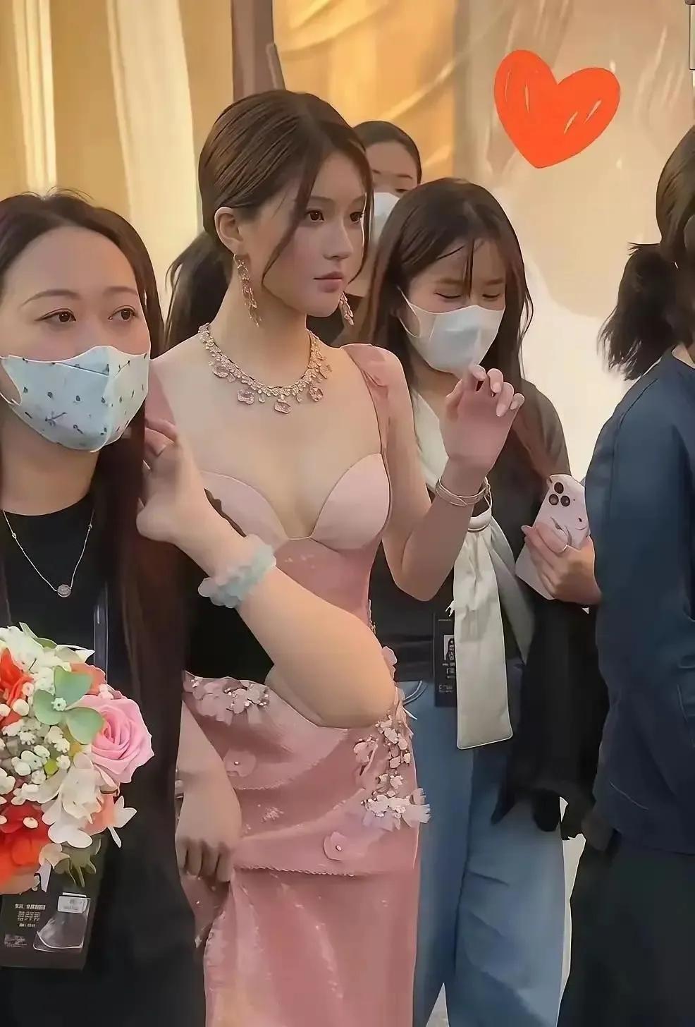 赵露思歌友会穿搭引热议，穿衣自由与公众责任如何平衡？家人们！赵露思在一场歌友