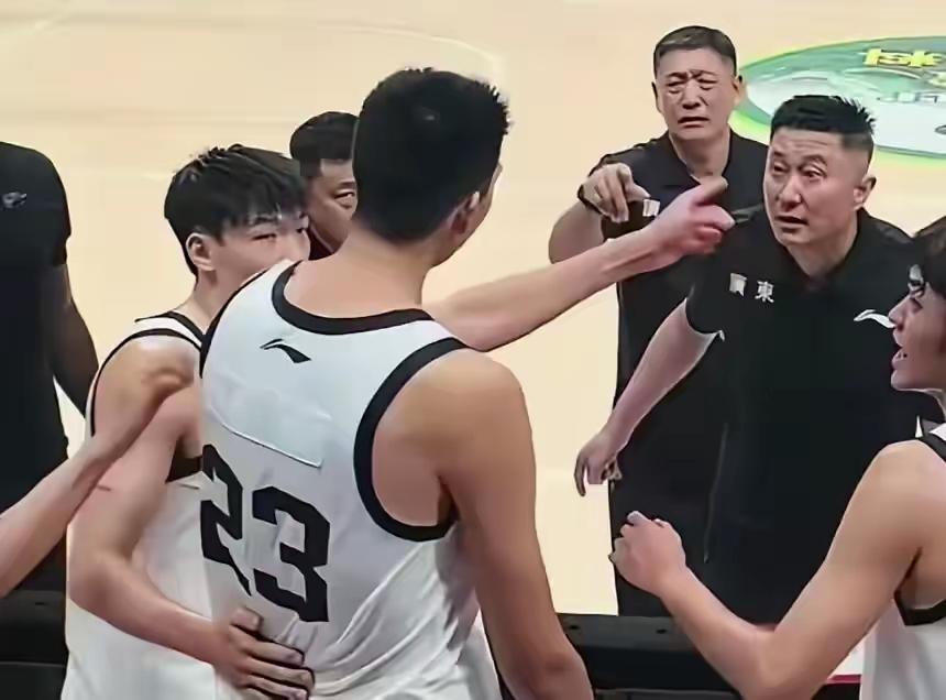 广东球迷听到最不好的消息，徐昕难道真的很难回到广东男篮了？知名篮球媒体人邵华谦、