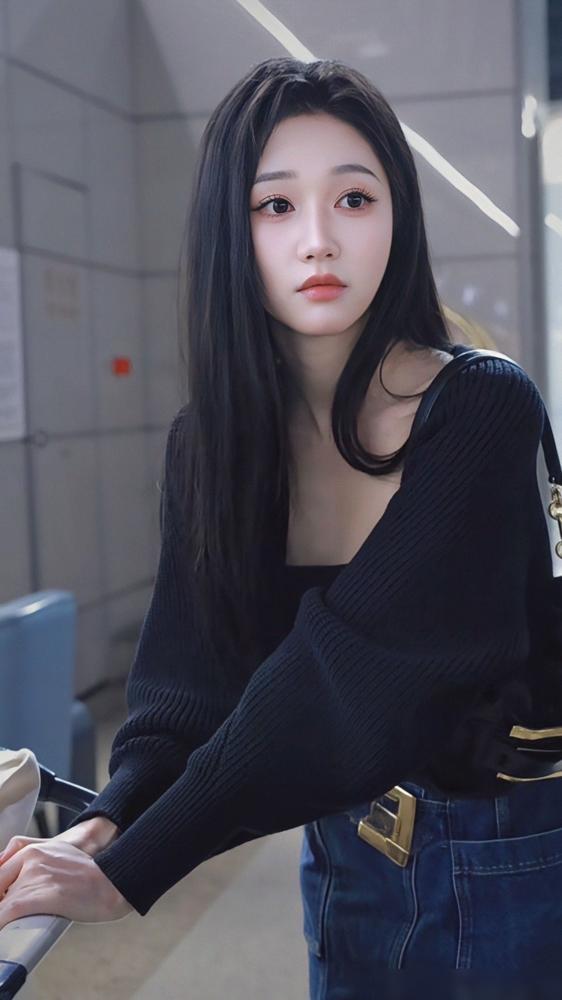 谁能想到，昨天还在横店连轴转拍三分钟竖屏爽剧的女孩，今天下午四点直接一脚踹开了巴