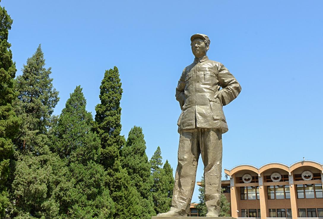 1968年8月，中国当时最大的毛主席雕塑落成！许将军批示：“把这尊毛主席像拿到南