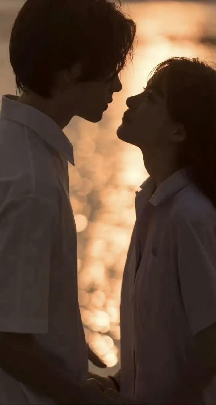 男女之间的情感吸引分为四个层面：对男人来说，第一个层面是身体的吸引，第二个才