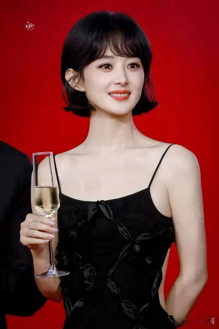 38岁赵丽颖杀疯了！停工许久一露面，直接把松弛高级感焊在身上！休整归来的她，整个