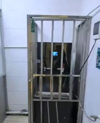 “太奇葩了！”河南某医院的开水房里，一台热水器竟被防盗网死死包围。家属拿着暖水瓶