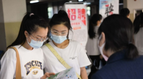 《面试官问“马跑到美国叫啥？”985学霸答错！揭秘奇葩题背后的