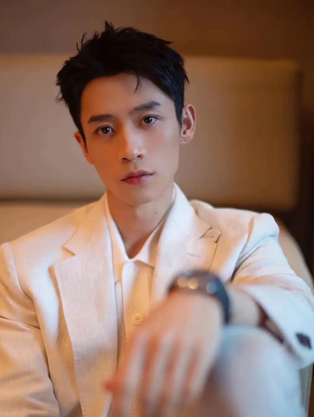 魏晨是永远都不会离婚的，原因很简单，不是他的老婆多有钱，而是因为魏晨他的爱