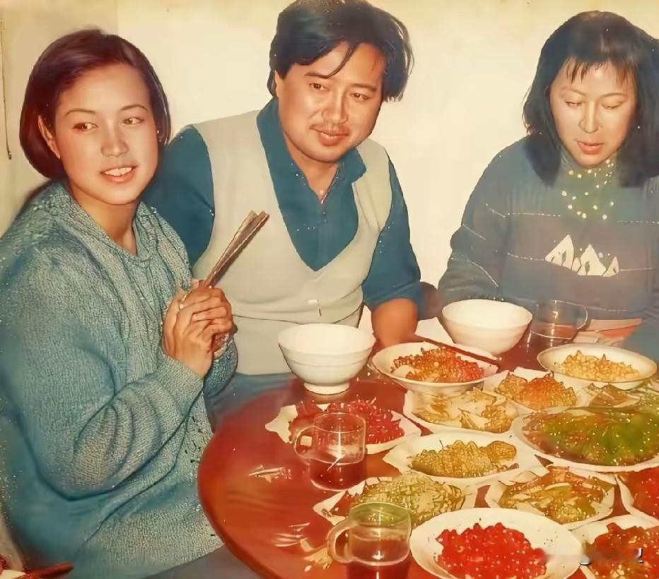 1984年春节，刘晓庆回四川成都返乡探亲时的家宴照的，男的是她丈夫陈国军（导演）