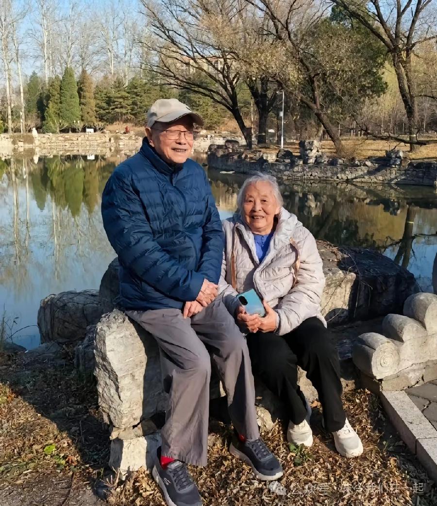 朱令年迈父母近照，在北京一个公园游玩，打扮运动时尚，最震惊是，表情温和、面带微笑