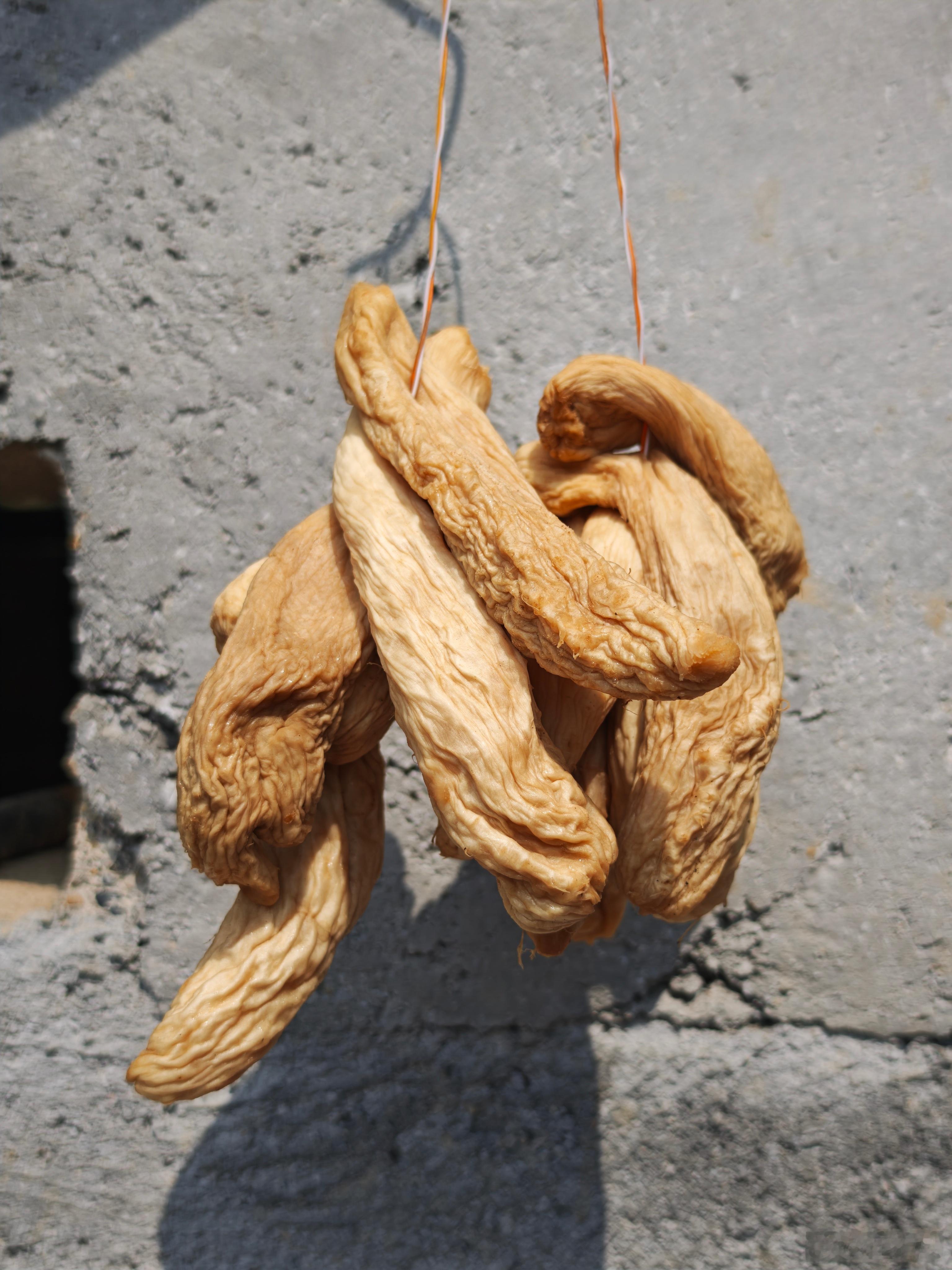 晒干后的白萝卜如果再往灶坑里一扔，涂黑后就跟玛卡一个样了。