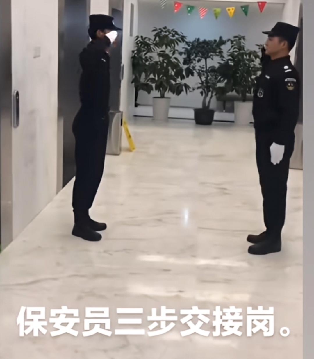 我们这里的保安上班时候不让玩手机，看到玩手机是要处罚的。所以这个规定让大家很反感