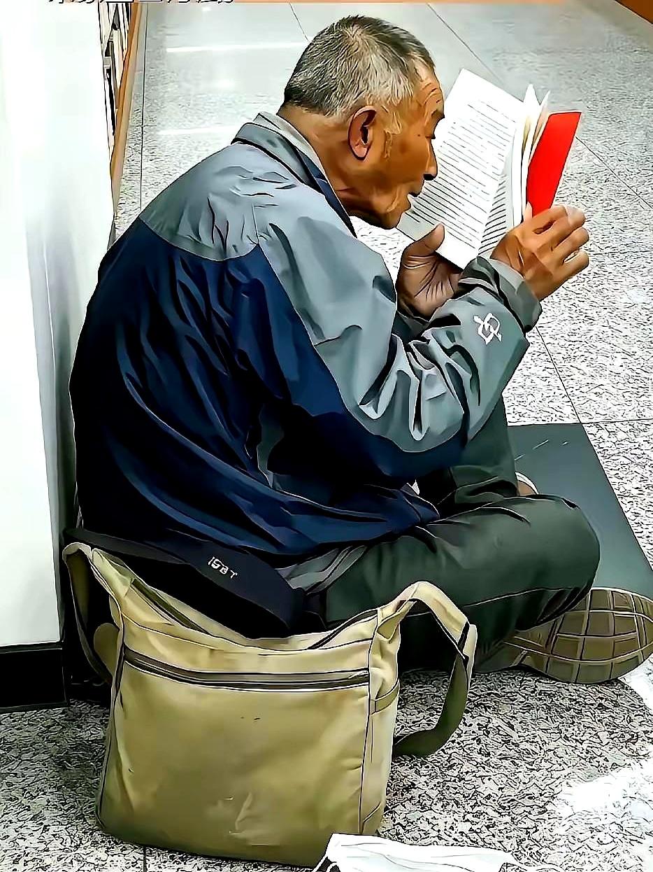 拿着5600块的退休金，却住在没水没电的毛坯房里啃干馒头捡垃圾，直到这个杭州老头