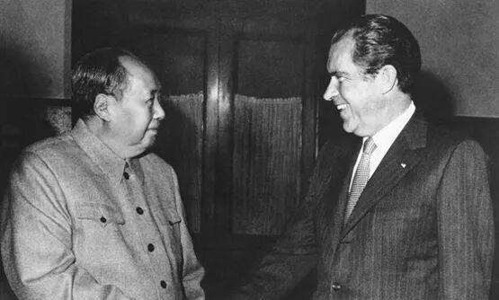 毛主席当年早就一针见血地指出过：“资本主义是让少数人好的主义，社会主义是让大家都