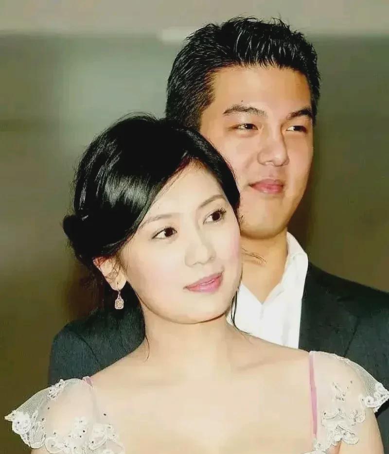 2005年，贾静雯与孙志浩未婚生子。产房里的消毒水味还没散干净