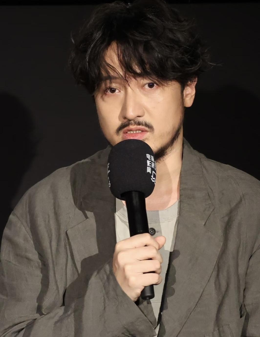 王传君的话含金量还在上升!一段疑似王家卫和助理的聊天录音流出,信息量炸裂,唐嫣