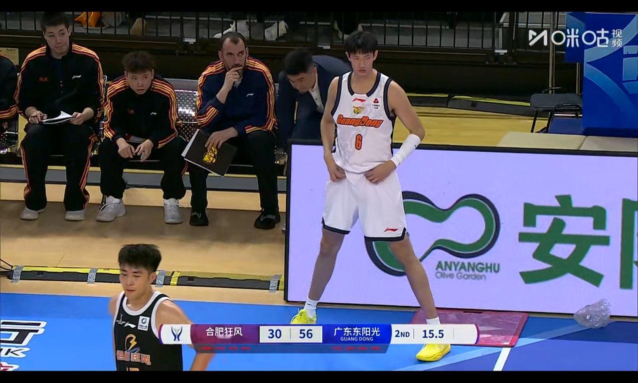 杜锋用人泾渭分明：黄明依上半场15秒打卡，对比王洪泽不必强求就广东队今天