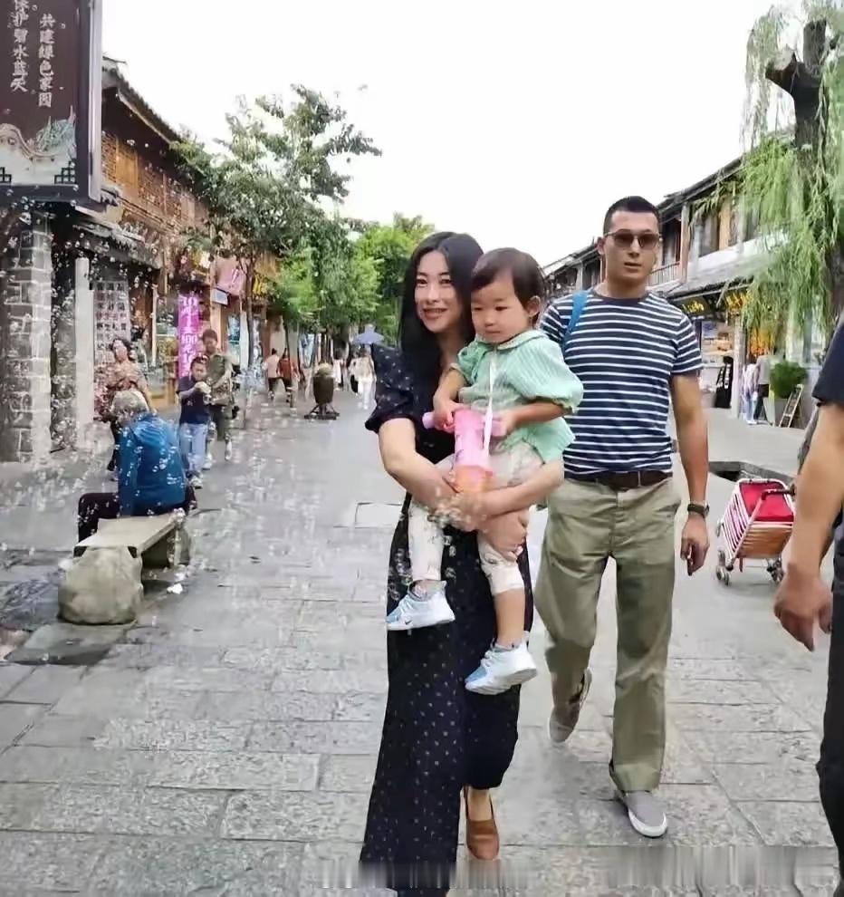 难怪她女儿的容貌平平，原来她本人也进行了医美。她可能是娱乐圈中最成功的一个，连续